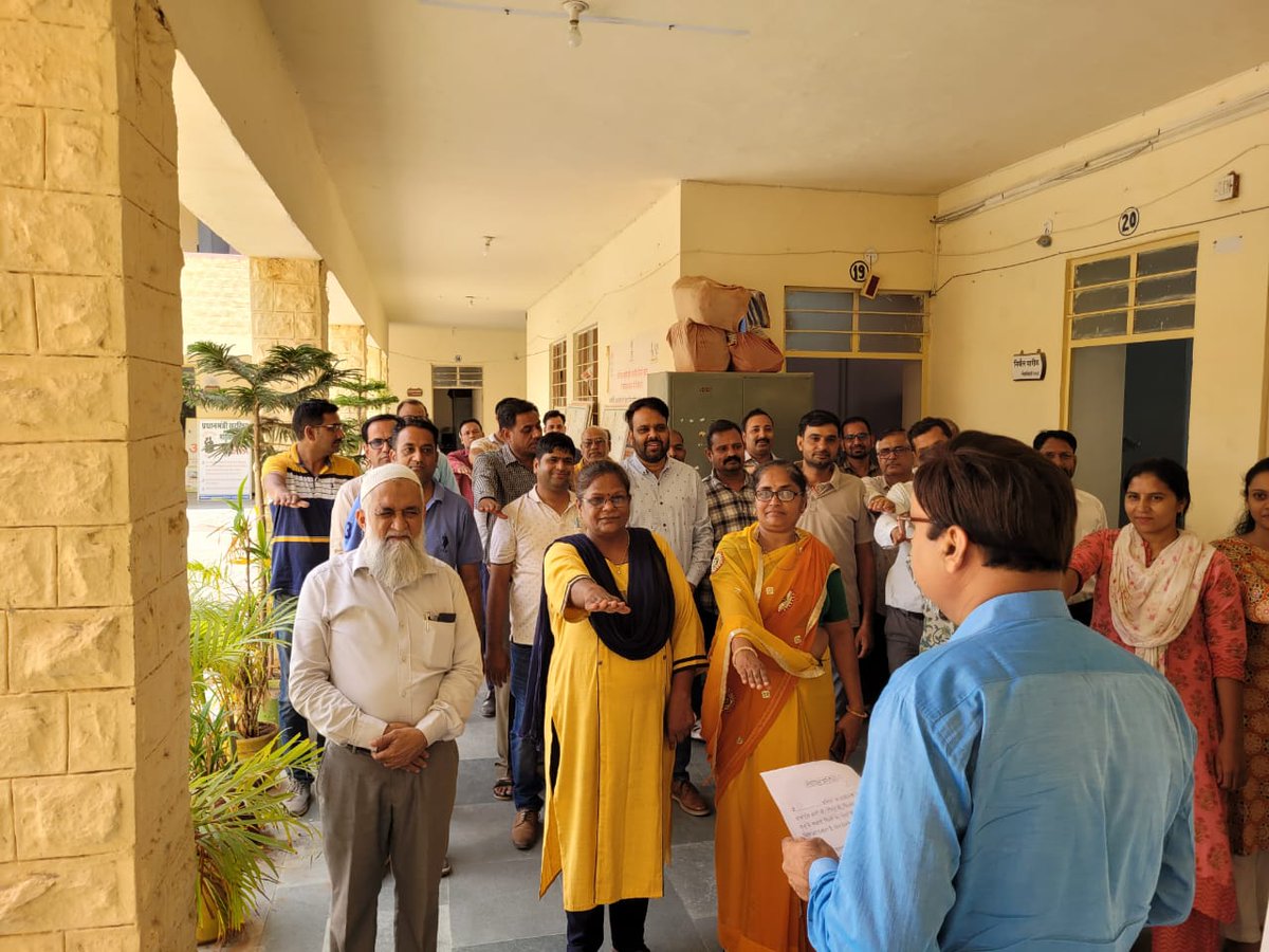 IECNHMNagaur's tweet photo. #अंग_दान_जीवन_दान_अभियान

@Jksoniias 
@nhm_rajasthan 
@DmNagaur
@DRMAHESHVERMA 
विश्व अंगदान दिवस पर स्वास्थ्य भवन नागौर में स्टाफ को अंगदान की शपथ दिलवाते मुख्य चिकित्सा एवं स्वास्थ्य अधिकारी डॉ महेश वर्मा https://t.co/WfUK2xL1MF