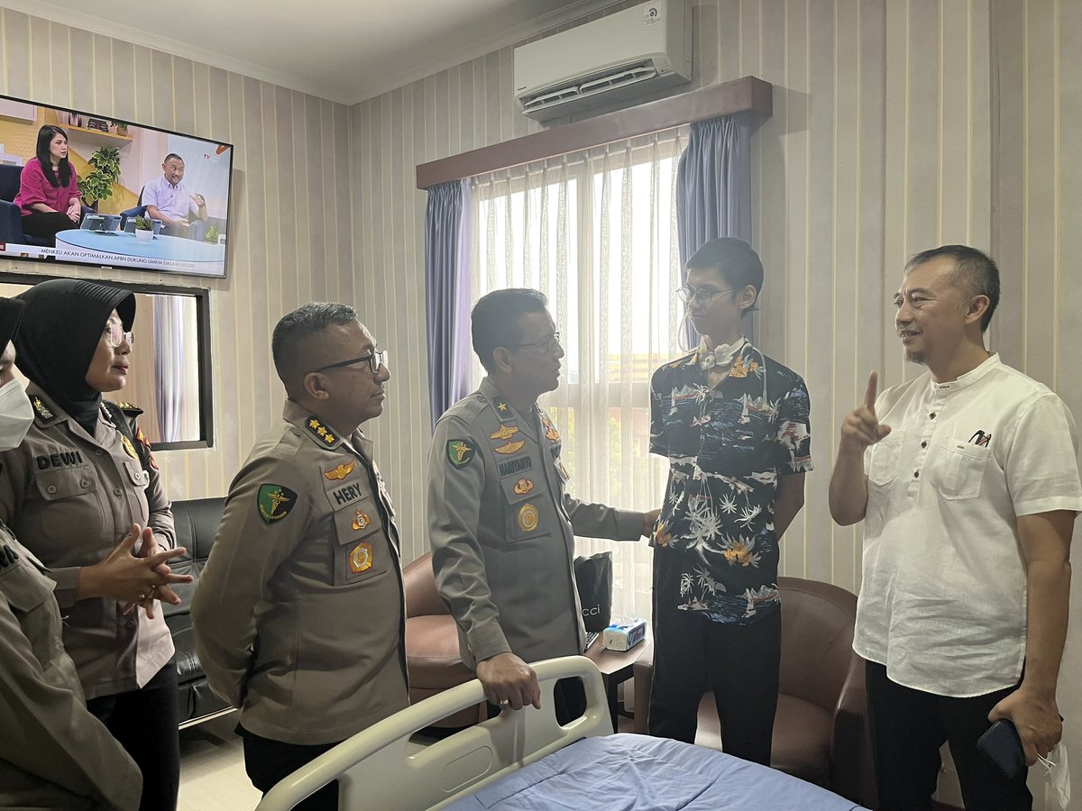 Hari ini, atas atensi bpk Kapolri <a href="/ListyoSigitP/">Listyo Sigit Prabowo</a> , tim <a href="/RSPolri_KrJati/">Rumah Sakit Polri Kramatjati</a> dan Kapolres Jaksel &amp; jajaran  mengunjungi kediaman korban kabel Bali Tower. 

Korban menjalani assesment dan observasi awal yang seluruhnya difasilitasi. Pararel dengan proses perawatan di RSCM

Bismillah.