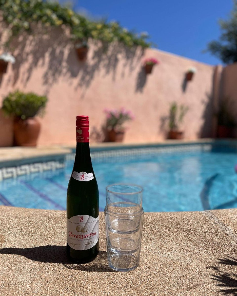 ☀️🍏En estas vacaciones cualquier lugar y momento puede ser bueno para abrir una botella de sidra. 😊

¿Tú también estás disfrutando de una? ¡Mándanos una foto! 😀