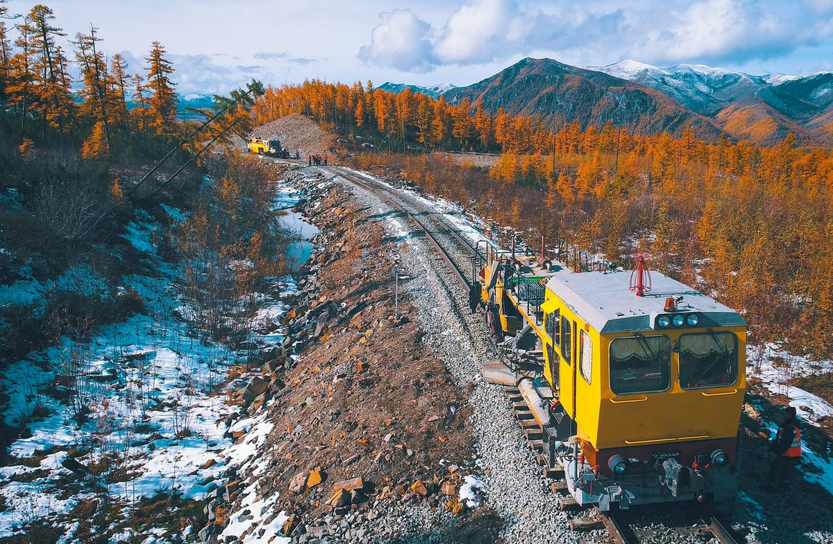 Осень в Южной Якутии. Снимок сделан на частной железной дороге на перегоне Верхний Улак – Ундыткан. На фотографии изображены путевые работы с красивым видом на Становой Хребет.

📷 Михаил Мархинин: rtraveler.ru/community/user…