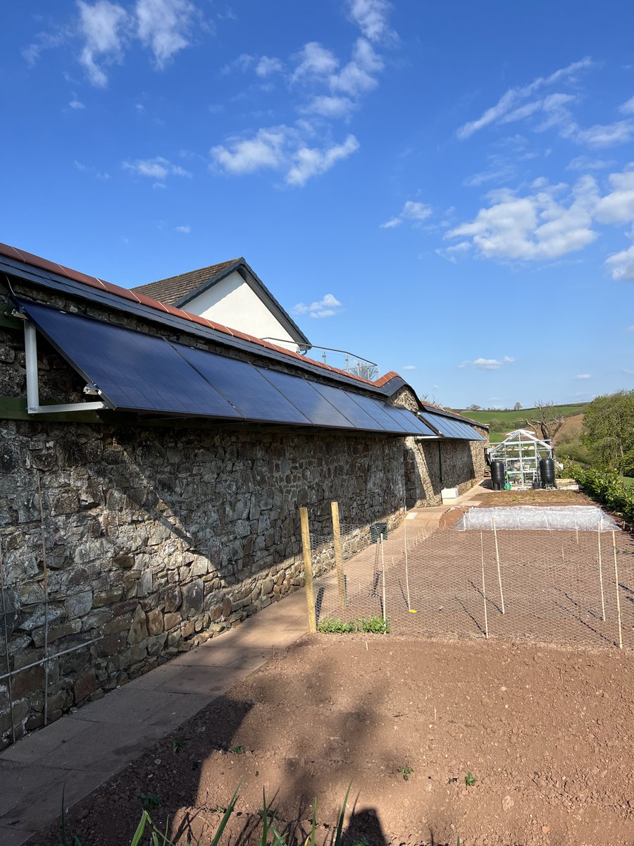 sundialsolaruk's tweet photo. Really happy with how this turned out, wall mounted @RECGroupMedia  Blac Alpha Pure panels. Combined with 10Kw @BYD_BatteryBox  batteries and the client has had a great summer so far. https://t.co/B1IamT7eFw