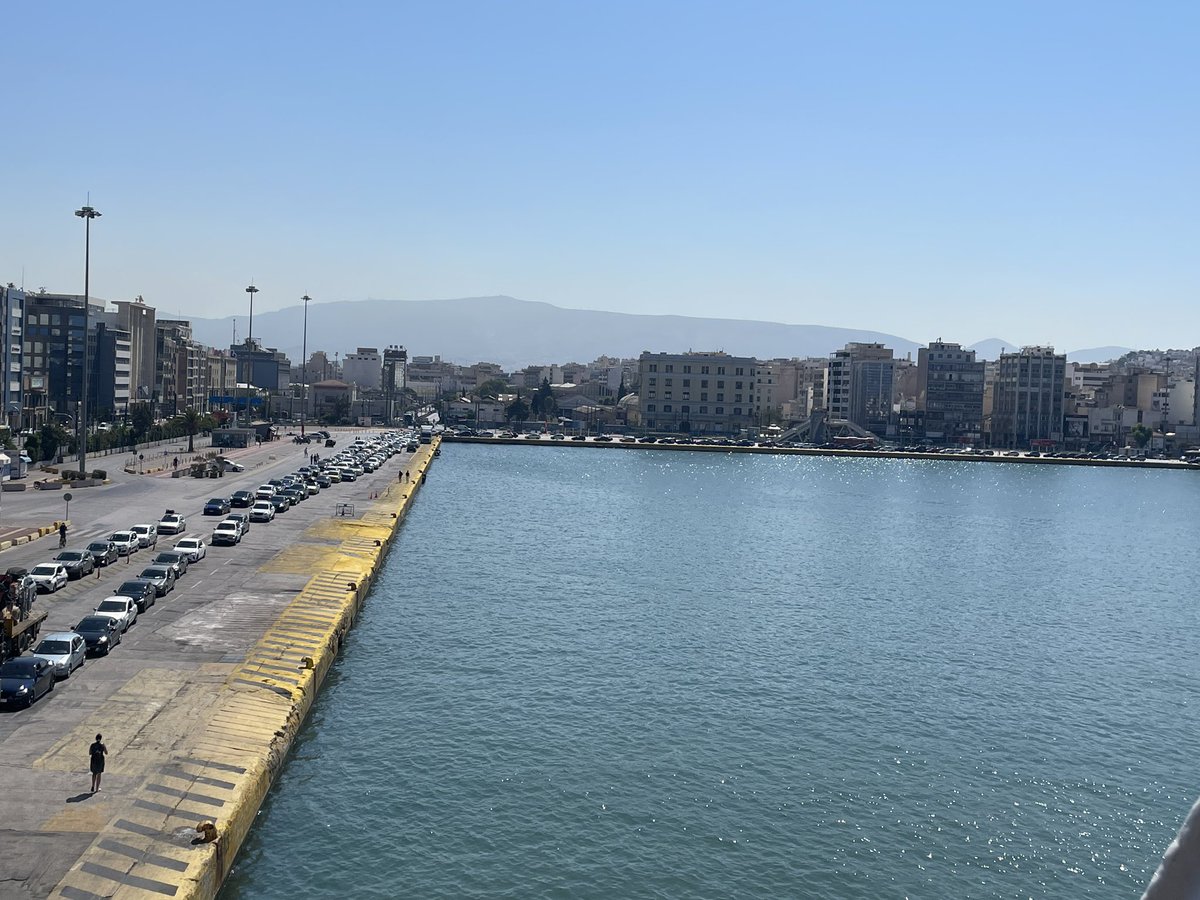 RanaMou's tweet photo. Πλοίο πρωί Χανιά θα αποχωρούσε στις 10 και ακόμα φορτώνει. Μιλάμε για οργάνωση όχι αστεία. https://t.co/OhPXl6Q6Ut