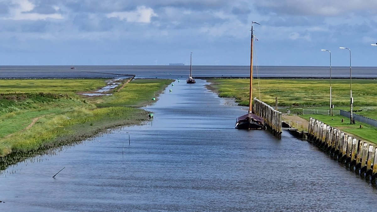 Fremantle Highway 'passeert' haventje Noordpolderzijl op weg naar Eemshaven <a href="/GroningerHavens/">Groningen Seaports</a>. Goed dat deze tikkende tijdbom niet meer op de Noordzee dobbert.