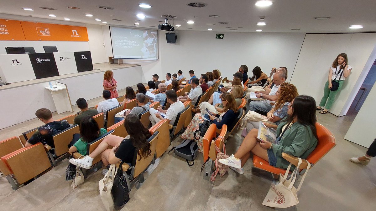 valleambroz's tweet photo. Hoy estamos en la primera sesión de trabajo del Programa de Competencias Digitales que gestionarán @REDEXTREMADURA y los Grupos de Desarrollo. Avanzando por nuestras zonas rurales. https://t.co/5nptScC2QP