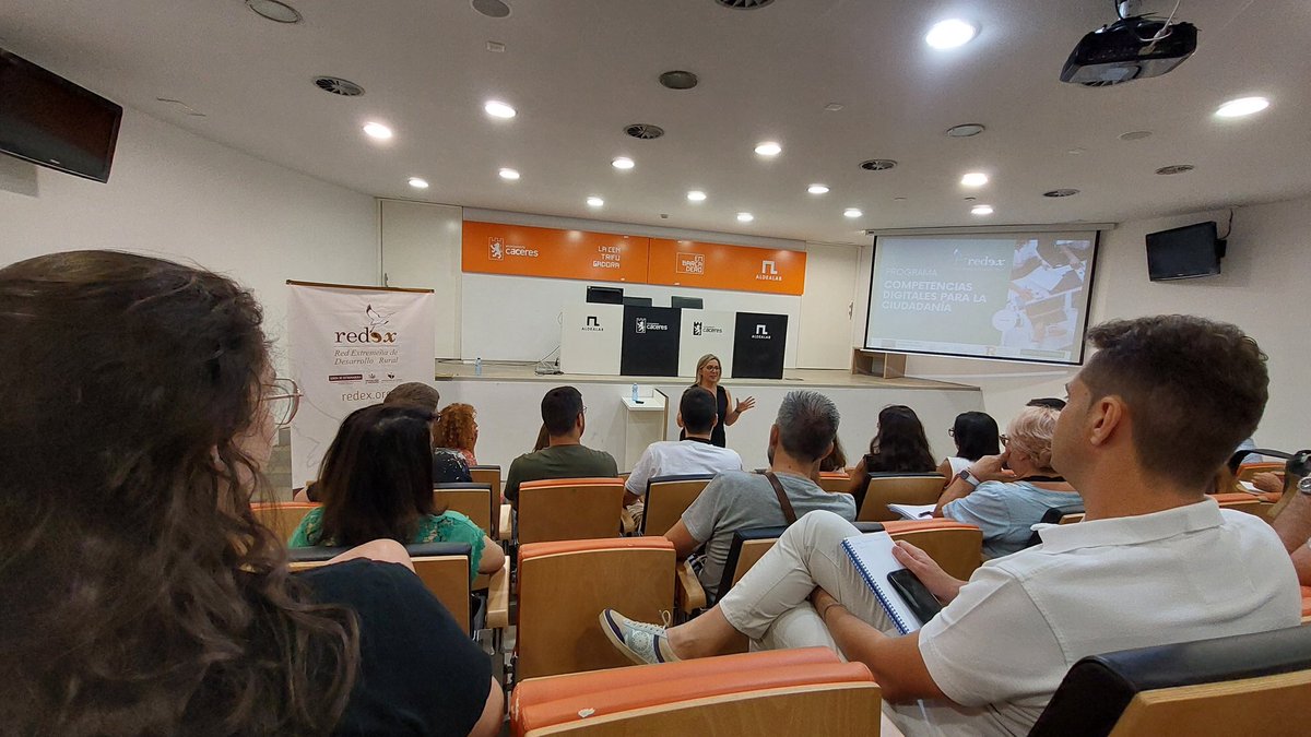 valleambroz's tweet photo. Hoy estamos en la primera sesión de trabajo del Programa de Competencias Digitales que gestionarán @REDEXTREMADURA y los Grupos de Desarrollo. Avanzando por nuestras zonas rurales. https://t.co/5nptScC2QP