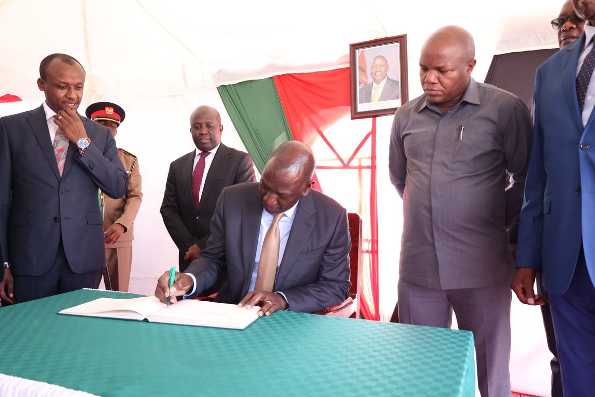 evans_omulo's tweet photo. H.E President Dr. William Ruto, C.G.H waters a tree after planting during his visit to Konza Technopolis City to launch Open University of Kenya. #OpenUniversityOfKenya #DigitalEconomy #KonzaCity #KonzaTechnopolis #KoTDA https://t.co/VQbI6exIrr