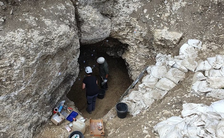 DrNWillburger's tweet image. Extraordinary new discovery: the entrance to an #IceAge cave was discovered in Engen, southwest Germany. The cave was used by humans. Since the cave has not been opened and explored yet, it is expected to provide unique information about the life of people in the Ice Age.  1/2