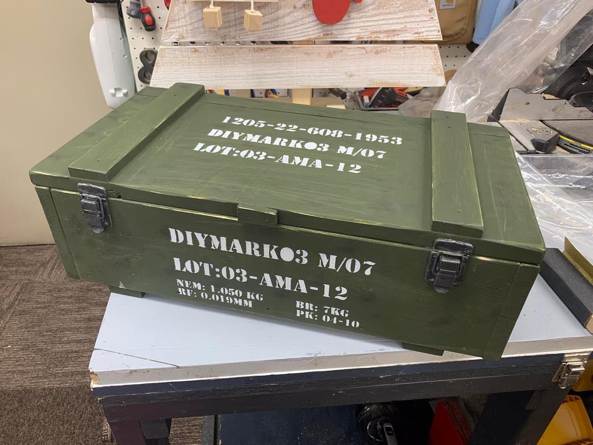 diyproduction1's tweet photo. 電動工具のバッテリーを補充する場所、充電済みは弾薬箱に保管です。ロケに備えて常にフル充電しています。 https://t.co/b7GWgNyGen