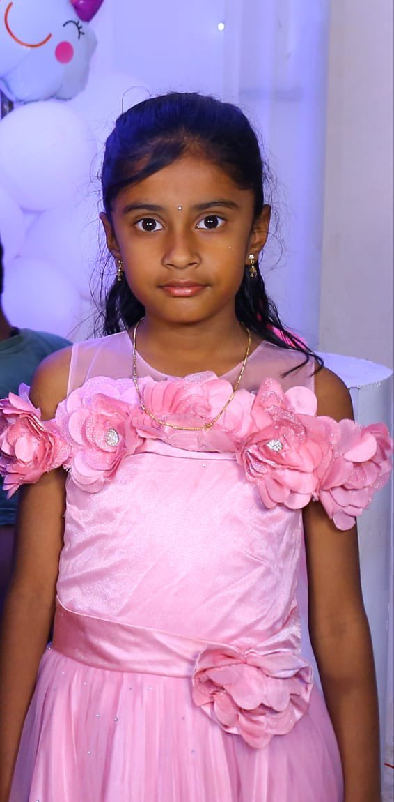 MB_FanBoy's tweet photo. Who killed #Deekshitha? 
Was it the over-speeding school bus? 
Or the pothole? 
8yr-old Deekshitha was going to school with her father on his Scooty. According to the eyewitnesses,the scooty lost control due to pothole &amp; fell…the school bus behind drove over her! #HyderabadRoads https://t.co/bsyjcaRgKB