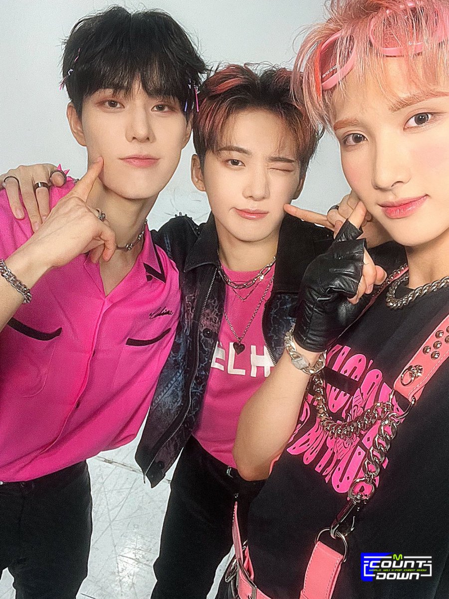 MnetMcountdown's tweet photo. 쫄⁉️쫄⁉️ 아니 짱이커스는 쫄지 않지😈
겁 없이 무대 위를 팔짝 뛰고 노는 우리 💖쌐둥이들 💖덕분에 로디들 심장도 미치고 팔짝 뛰는 중💗 응〰️싸이커스 너무 좋아 죽으면 그만이야〰️°˖✧◝(⁰▿⁰)◜✧˖°
#xikers #싸이커스 #DOorDIE https://t.co/FpMglBIKlG