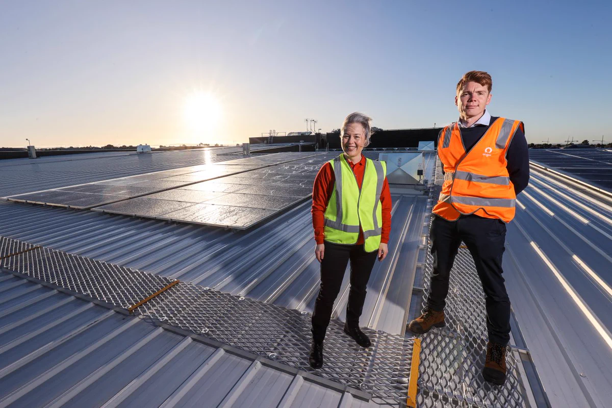 Coles to install solar panels on 100 stores as part of landmark agreement with Origin 
