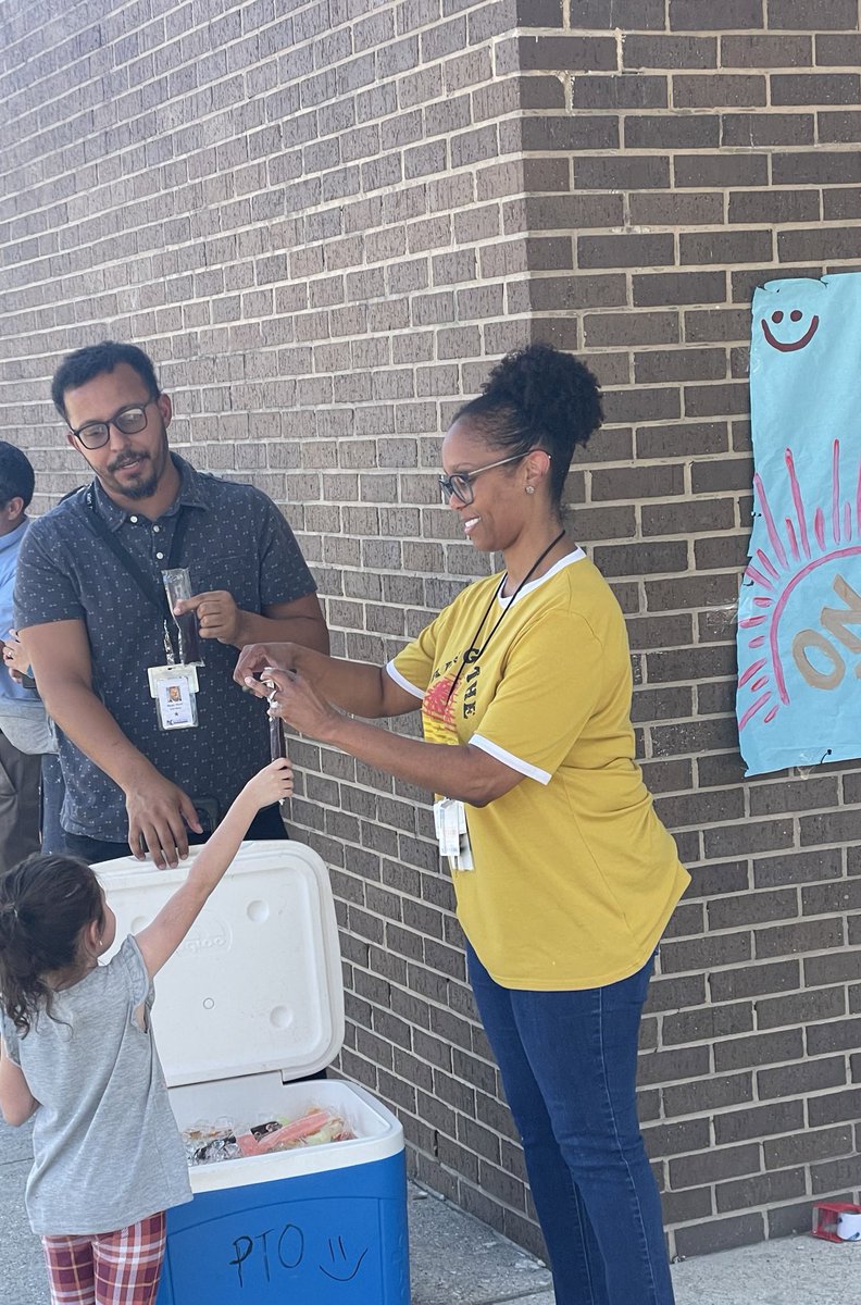 When I tell you we had ourselves a TIME today!! Meeting some of our Epps Island students and families was so special at our ‘Popsicles on the Playground’ event. So blessed. <a href="/TrenaGrice/">Peyton Grice</a> @RyanHuntMEd <a href="/EppsIslandKISD/">Epps Island</a> #KleinISD