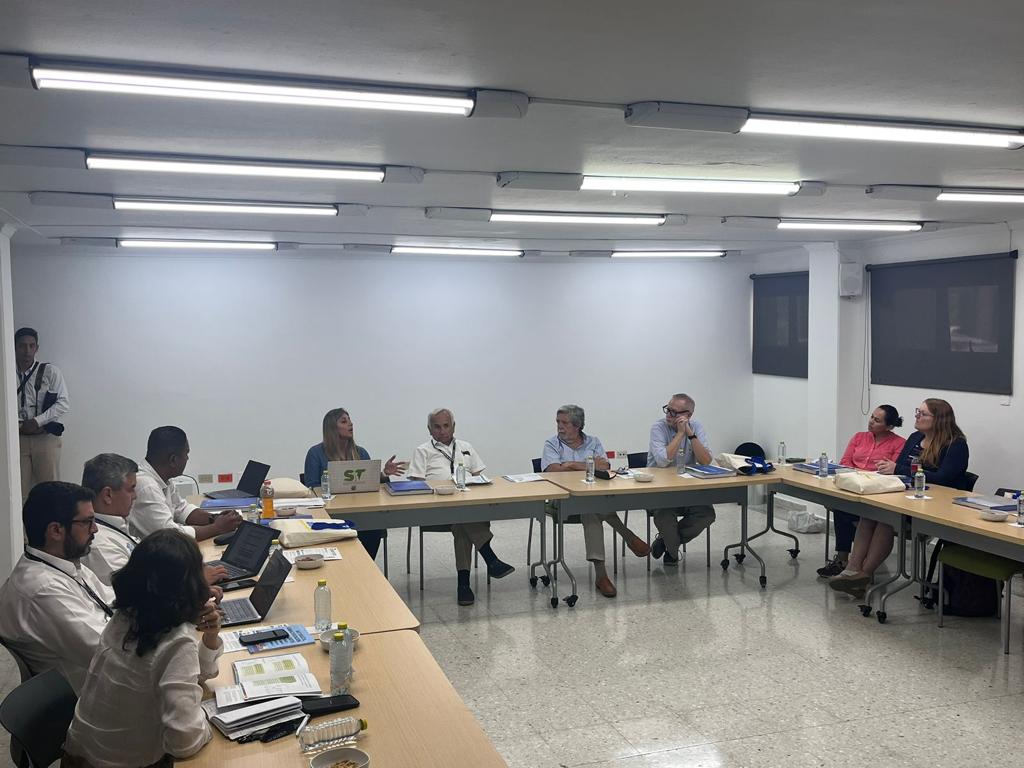 Supertransporte's tweet photo. La Delegada de Puertos @tatiana_navarrq, realizó acompañamiento al Departamento de Trabajo de los #EstadosUnidos, desde la @PuertoCTG, en el marco del memorando de entendimiento celebrado entre @Supertransporte y @PartnersAmerica. #NosMovemosPor los puertos de #Colombia. https://t.co/YMPUVScl4y