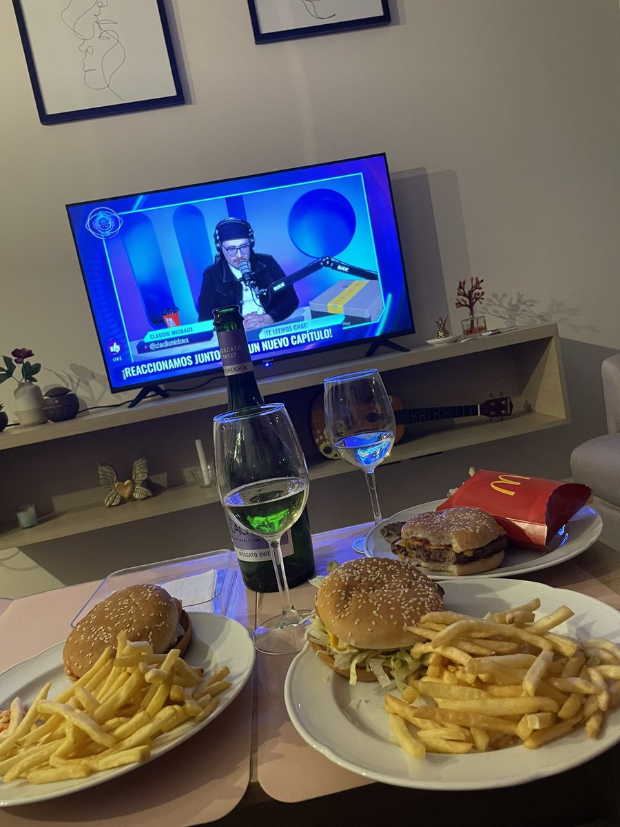cami_aranedas's tweet photo. @ClaudioMichaux viendo #granhermanoChv con mc donald’s 😘🤙 intento2 https://t.co/drF7kKCRIB