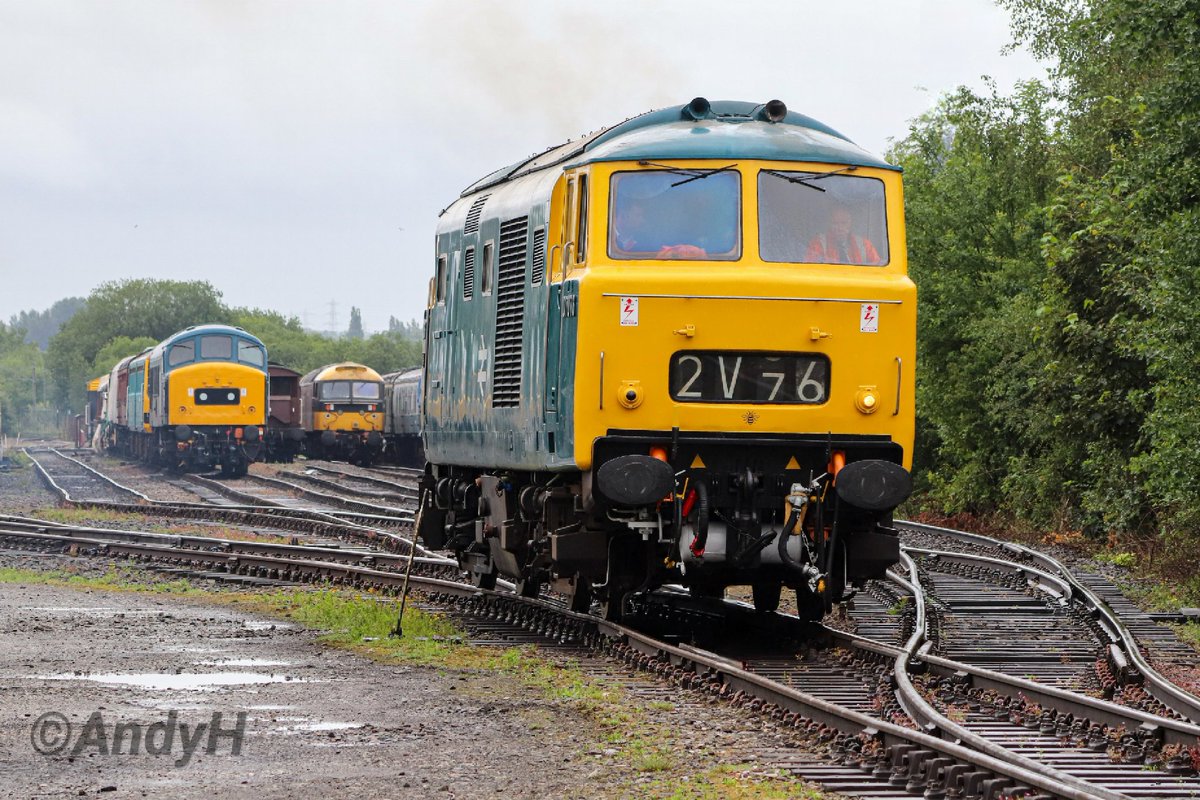 holtona72's tweet image. #ThirtyfiveThursday from the recent spring gala at the East Lancs Railway, #Hymek D7076 draws up to the crossing gates &amp;amp; prepares to cross Baron Street &amp;amp; leave the yard to collect her first train of the day from Bury Bolton Street station. 1/7/23 @BHGDiesels #ELRGala23