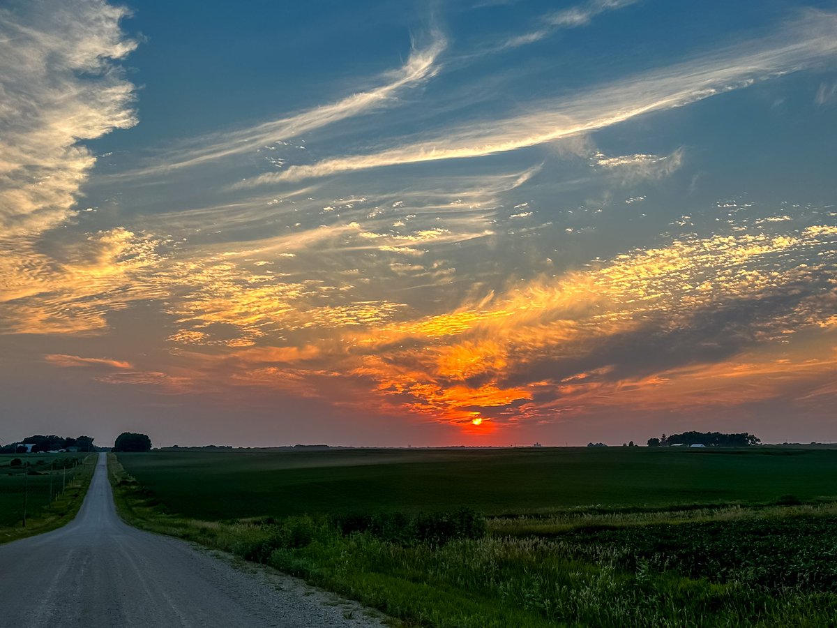 58groe's tweet photo. Country roads sunset @IAStormChasing @StormHour @ThePhotoHour @IowaWXNetwork @ABC6Weather @KCCIWeather @KIMTWeather 
@NWSDesMoines  @JSydejkoKCCI @JimPeteWX11 @ChrisKuball https://t.co/T7fExrXX9w