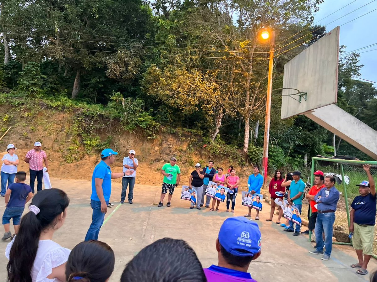 JoaoAcuna's tweet photo. Mantuvimos un encuentro con habitantes y dirigentes del recinto #LaCuria en la Parroquia Pedro Pablo Gomez, quienes nos recibieron con optimismo y esperanza que vendrán días mejores para el País junto a la Revolución Ciudadana 🇪🇨 @MashiRafael @LuisaGonzalezEc @ecuarauz https://t.co/ZFrnu7CtsF