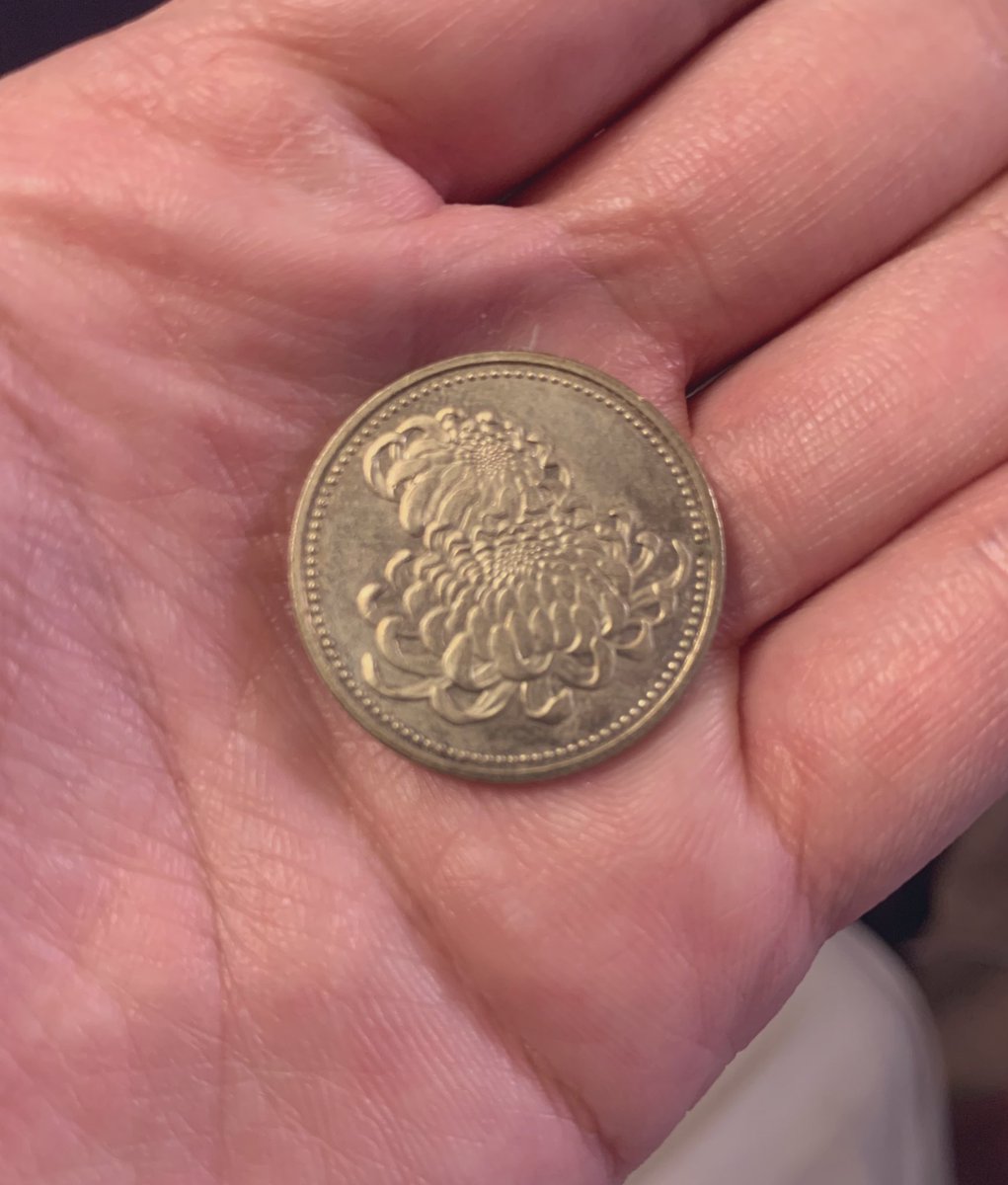 kano9x's tweet photo. 駐車場でお金を払ったら、見た事もないコインでお釣りがきた‥
なんだコレ‥‥。。 https://t.co/Q7F2pTKJtb