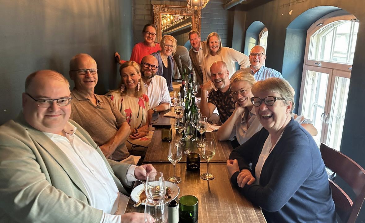 uinuvatili's tweet photo. Ylen kirjeenvaihtajat olivat kaksi päivää koolla Helsingissä. 
Hienoja, analyyttisiä kollegojani voi kuulla ja nähdä tänä aamuna kirjeenvaihtajapäivien päätteeksi telkussa ja radiossa! 
#YlenAamu #Ykkösaamu https://t.co/oiV2GCXb1n