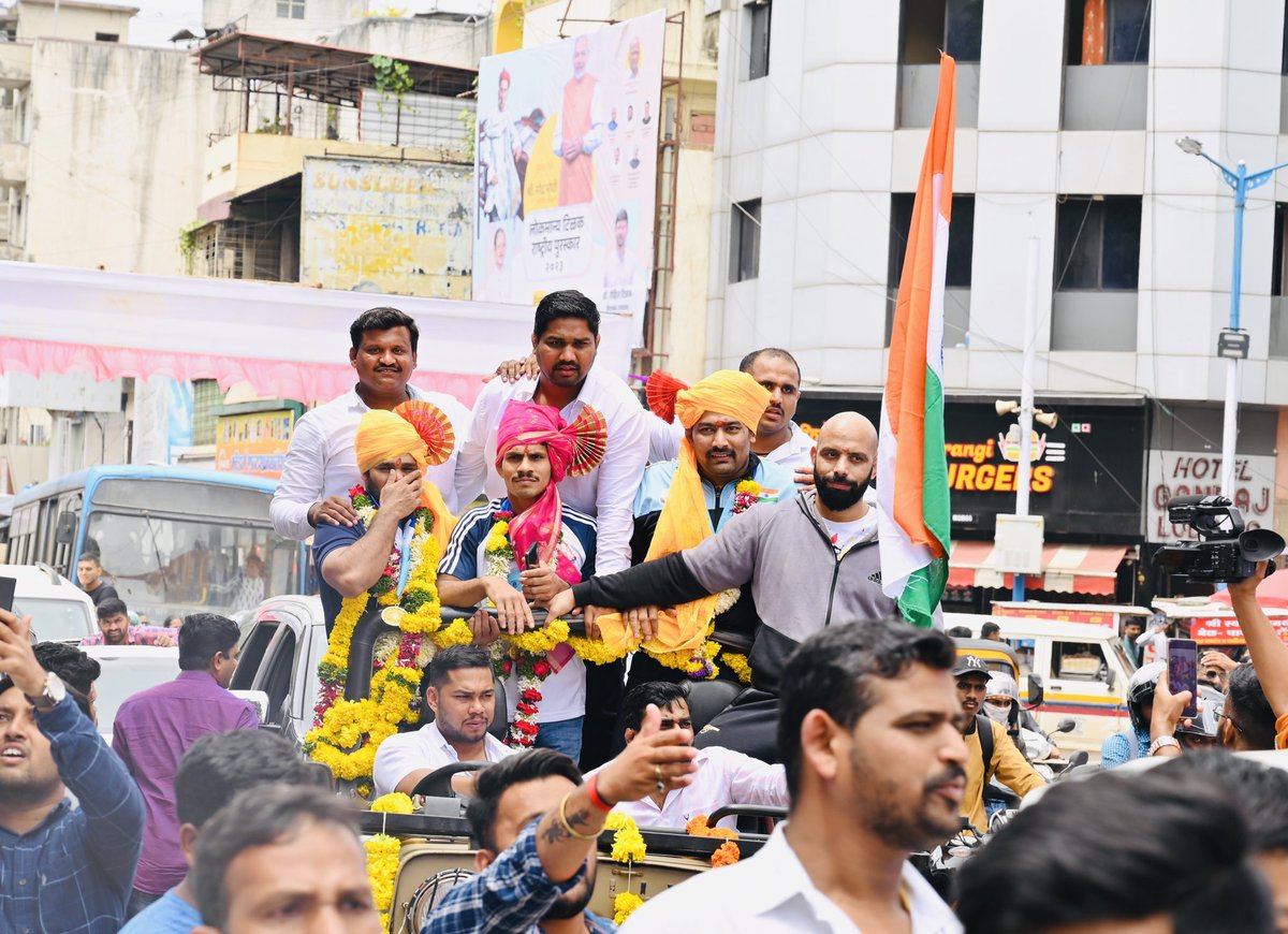 PankajHarpude's tweet photo. वर्ल्ड पोलीस गेम मध्ये सुवर्णपदक मिळवलेल्या मराठमोळ्या पैलवानाचे. अभिनंदन यांचे पुणे एअरपोर्ट येथे स्वागत करण्यात आले व मिरवणूक काढण्यात आली @wrestlervijay @RRPSpeaks @StateMswa @CPPuneCity @DGPMaharashtra @Devendra_Office @AjitPawarSpeaks @Amol_wrestler @AjitPawarSpeaks https://t.co/kTjF9vMf26
