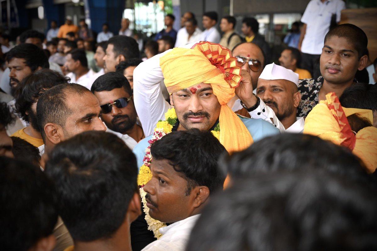 PankajHarpude's tweet photo. वर्ल्ड पोलीस गेम मध्ये सुवर्णपदक मिळवलेल्या मराठमोळ्या पैलवानाचे. अभिनंदन यांचे पुणे एअरपोर्ट येथे स्वागत करण्यात आले व मिरवणूक काढण्यात आली @wrestlervijay @RRPSpeaks @StateMswa @CPPuneCity @DGPMaharashtra @Devendra_Office @AjitPawarSpeaks @Amol_wrestler @AjitPawarSpeaks https://t.co/kTjF9vMf26