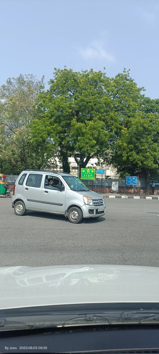 instinct91's tweet photo. This traffic light at CGO T- point has not been working for the past one month. @dtptraffic https://t.co/yiituZEMZP