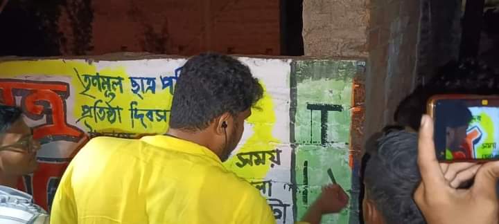 WBTMCPcybercell's tweet photo. ঘড়ির কাঁটাই ঠিক রাত 11.45 সারাদিনের কর্মসূচি শেষ করে ফেরার পথে মধ্যরাতে জঙ্গীপুর সাংগঠনিক জেলার উমরপুরে জাতীয় সড়কের পাশে 28 এ ছাত্র সমাবেশকে সামনে রেখে দেওয়াল লিখনে আমাদের প্রিয় নেতা পশ্চিমবঙ্গ তৃণমূল ছাত্র পরিষদের সভাপতি @TrinankurWBTMCP 

#TMCPCYBERCELL https://t.co/kSW2LbDrEi