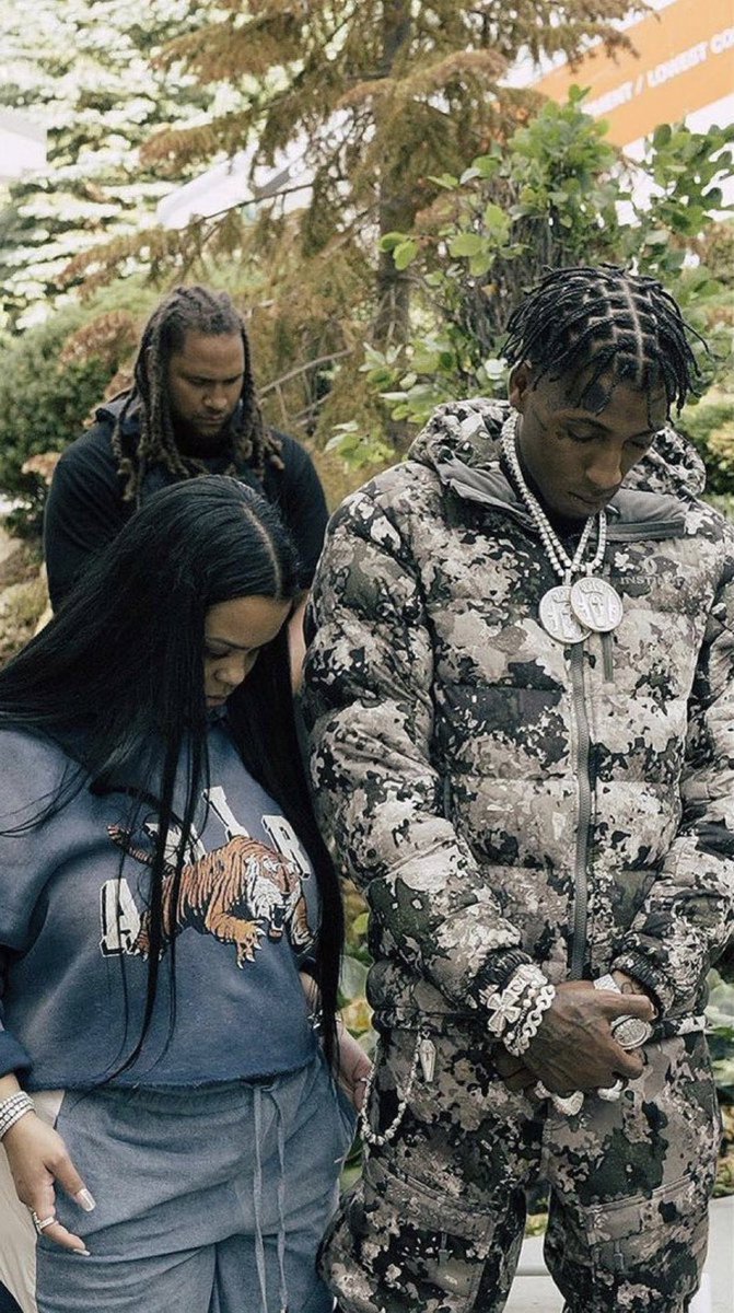 ybdeyo's tweet photo. nba youngboy &amp; his wife praying 🙏🏾💚 https://t.co/MECerKfSC0