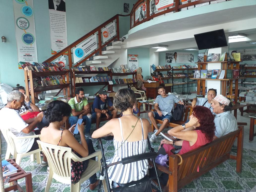 CPLibroVC's tweet photo. En el Ateneo  Literario, tuvo lugar "Lecturas de Verano", con el escritor Aristides Vega Chapú como invitado, contando la historia  de Santa Clara y de las figuras ilustres más importantes que vivieron e hicieron historia en nuestra ciudad. @guamovcl @DPCulturaVC @SergueyPerezP https://t.co/aZBDWD4356