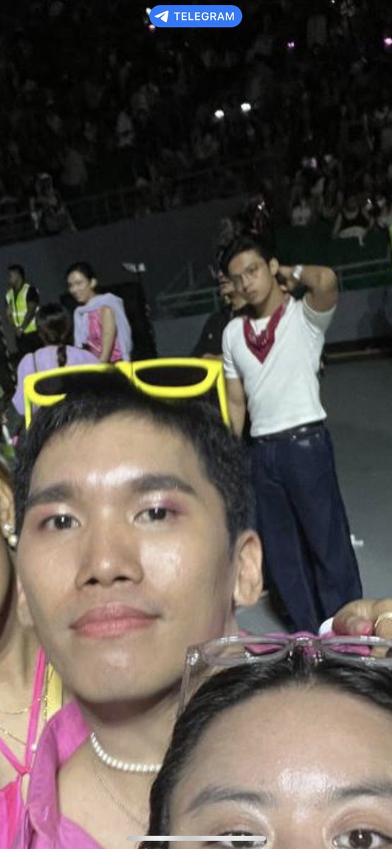 itsekibtchz's tweet photo. Help me find this guy. Nahagip siya ng camera ko during Harry Stylesβ concert & I havenβt stopped thinking about him since π Loved his outfit, aura, his tan skin, his sweet smile, so good to me, so right. Eto na ba ang romcom moment ko, or another horror story? Chz! π€ #HSLotPH https://t.co/4BIc3sFG8Y
