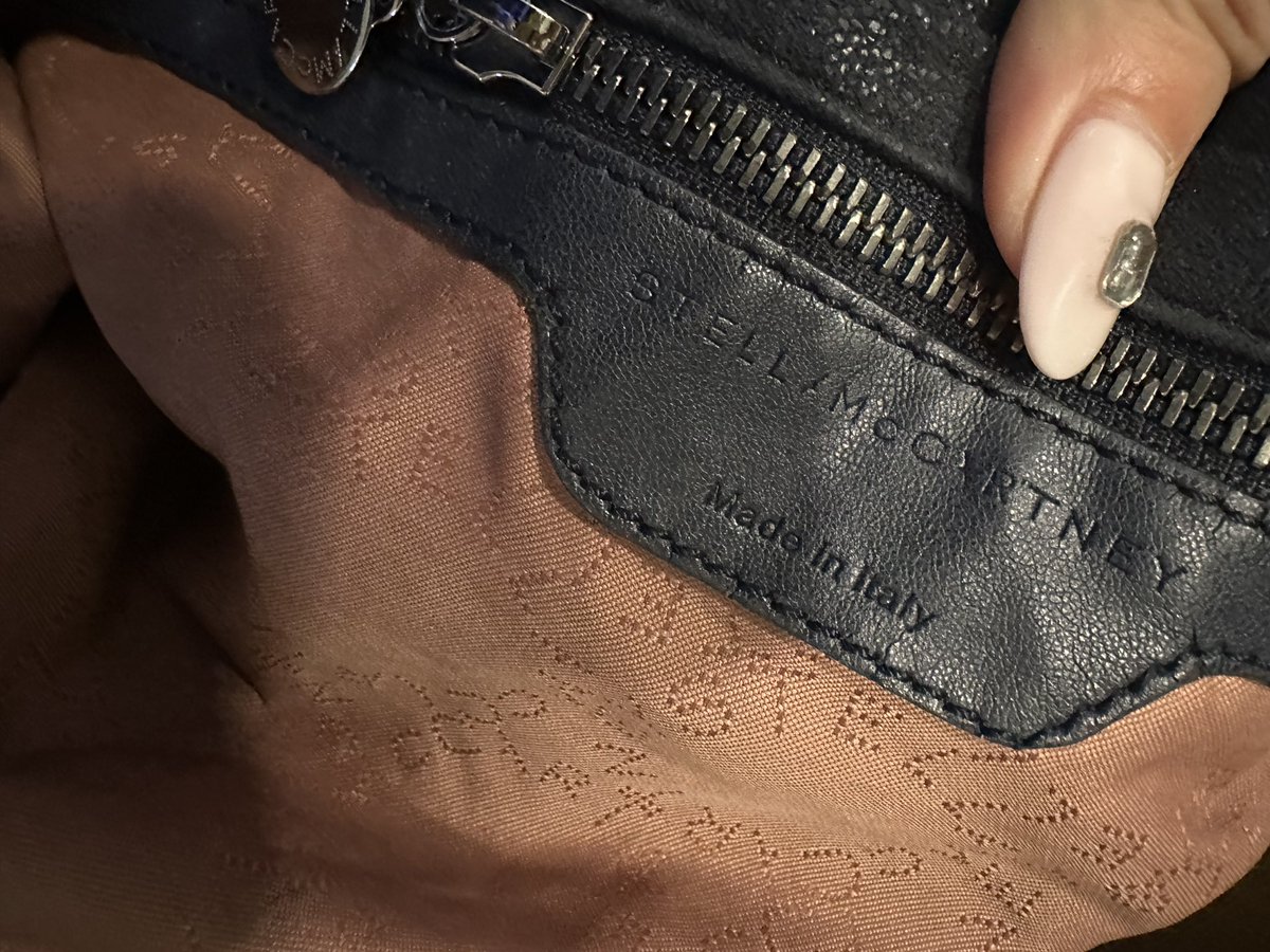 P311OX's tweet photo. #ส่งต่อ Stella mcCartney falabella สีน้ำเงิน size 36cm 2018 อปก.มีถุงผ้า การ์ด สภาพใช้งาน 8,500บาท (พร้อมโอนลดได้อีก) กทม.นัดรับได้ค่ะ สนใจดีเอมสอบถามก่อนได้ค่า

#ส่งต่อแบรนด์เนม #ส่งต่อกระเป๋ามือสอง #กระเป๋ามือสองสภาพดี https://t.co/cSxBcNOB8s