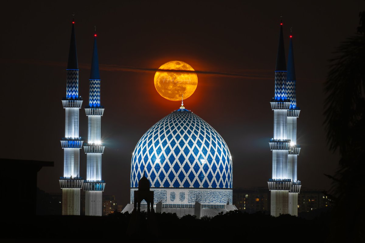 hudzaqwan92's tweet photo. Masjid Sultan Salahuddin Abdul Aziz Shah yang diserikan dengan fenomena "Sturgeon Supermoon" malam tadi. 

Alhamdulillah dapat hasilkan satu hasil kerja yang memuaskan hati. Dari planning, recce loc, dan execution. 

Memang cantik dan besar bulan Supermoon ni ✌🏼 https://t.co/tbw7sazKr7