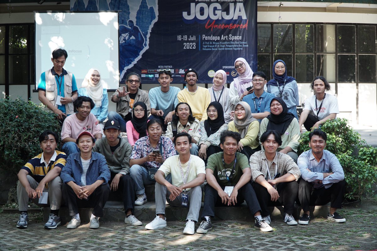 RPC_UMY's tweet photo. [DOKUMENTASI DAY-3]

Selasa, 18 Juli 2023 telah dilaksanakan acara workshop di Panggung Terbuka, Pendhapa Art Space 

Workshop bertemakan Human Interest yang diisi oleh Bapak Pamungkas Wahyu S, M. Sn. https://t.co/4xMNf2g9U4