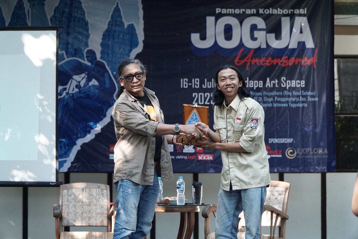 RPC_UMY's tweet photo. [DOKUMENTASI DAY-3]

Selasa, 18 Juli 2023 telah dilaksanakan acara workshop di Panggung Terbuka, Pendhapa Art Space 

Workshop bertemakan Human Interest yang diisi oleh Bapak Pamungkas Wahyu S, M. Sn. https://t.co/4xMNf2g9U4