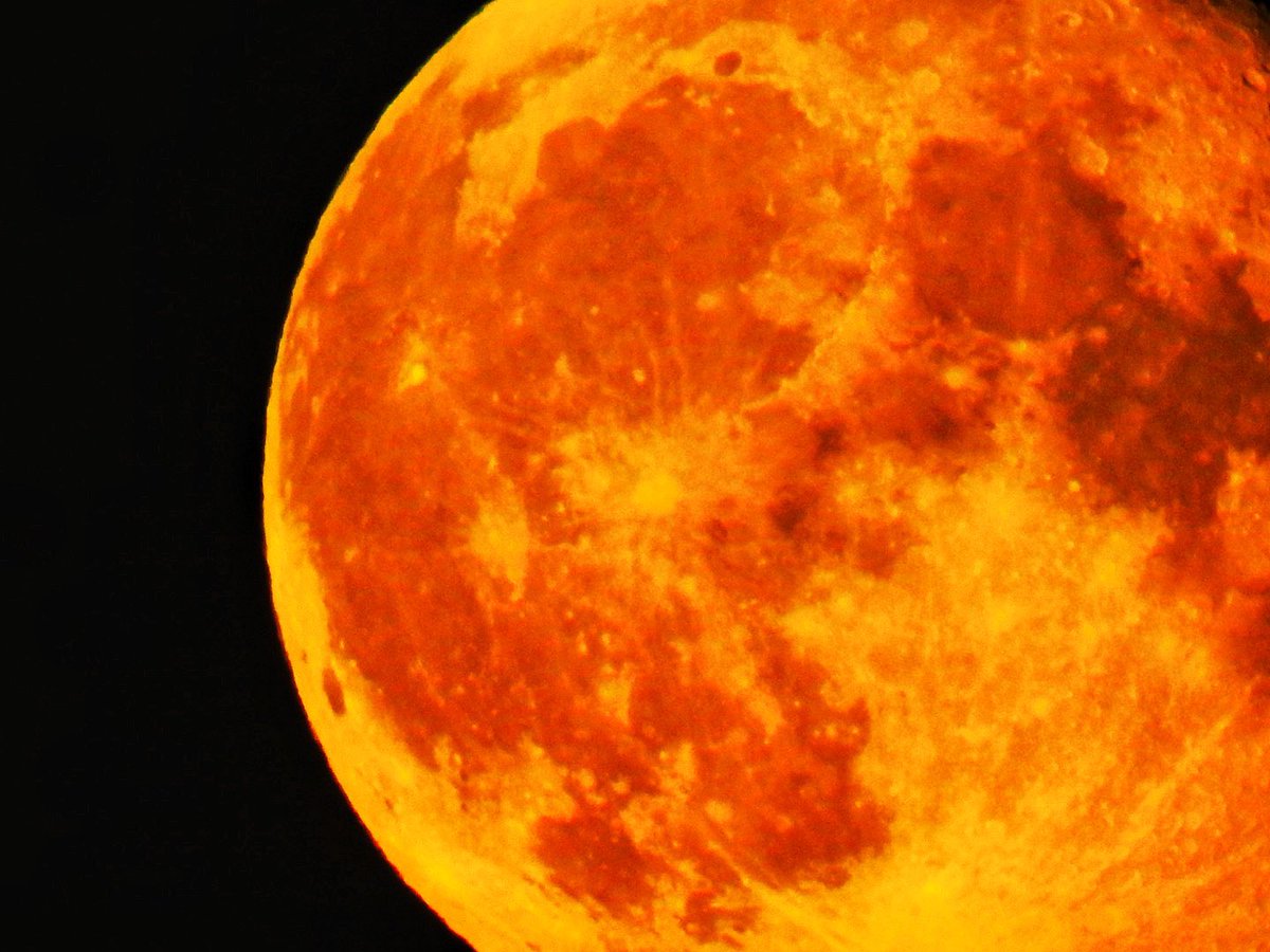 KevinHurrie's tweet photo. Tonightโs Supermoon; known as the Sturgeon Moon; the Red, Corn, Green Corn, Barley, Herb, Grain, or Dog Moon.
.
#sturgeonmoon #dogmoon #nikon #nikonp900 #p900 #winnipeg #mb #manitoba #luna #lunar #moon #astronomy #space https://t.co/d5bQ3WfAes