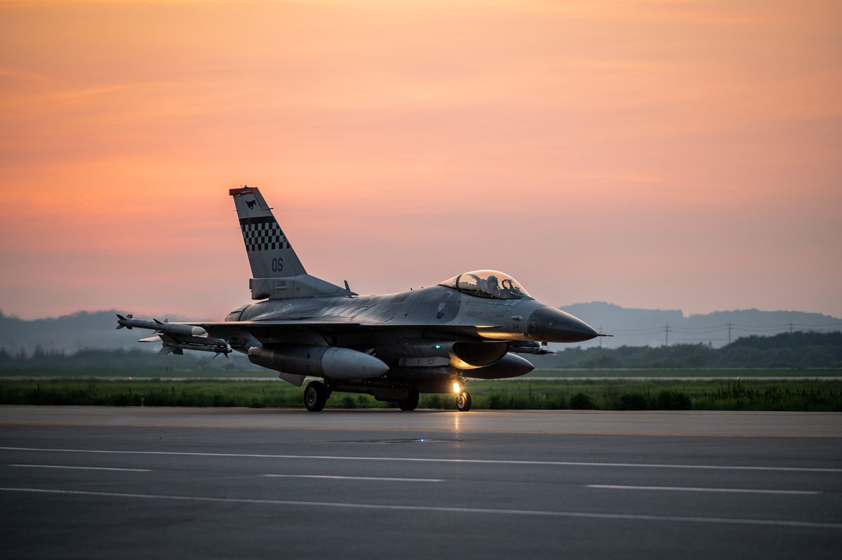 USPACOM's tweet photo. .@PACAF fighters conduct flight operations using an Alternate Landing Surface at #OsanAirBase in 🇰🇷.
@PACAF routinely conducts flight training to maintain #Readiness to support #FriendsPartnersAllies across the #FreeAndOpenIndoPacific.
📸: SSgt Thomas Sjoberg https://t.co/WqlFAhTrfB
