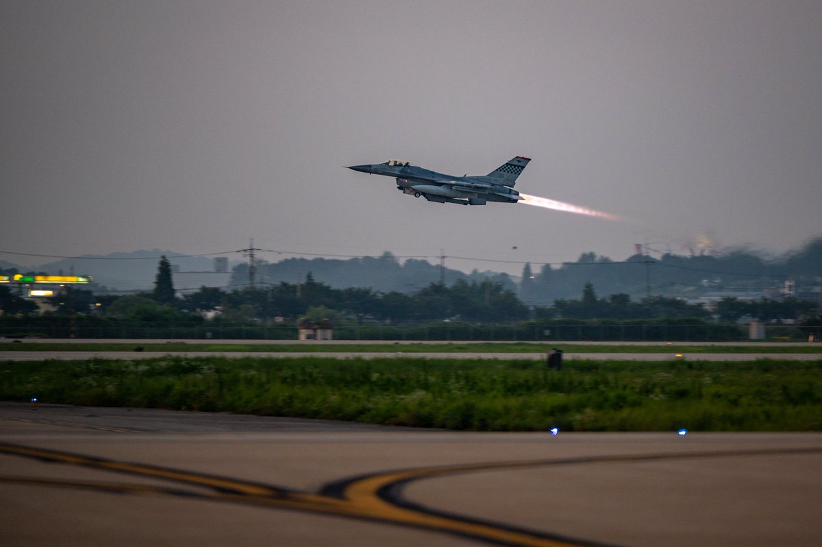 USPACOM's tweet photo. .@PACAF fighters conduct flight operations using an Alternate Landing Surface at #OsanAirBase in 🇰🇷.
@PACAF routinely conducts flight training to maintain #Readiness to support #FriendsPartnersAllies across the #FreeAndOpenIndoPacific.
📸: SSgt Thomas Sjoberg https://t.co/WqlFAhTrfB