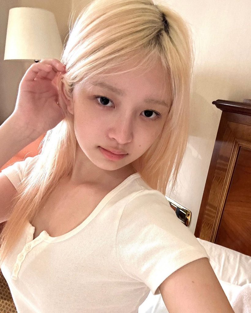 picsnaoirei's tweet photo. she https://t.co/bdo00vgJqp