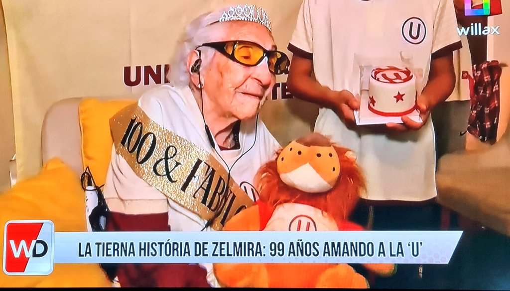 GARRACREMAYROJO's tweet photo. ¡DE PIE MUCHACHOS!  LES PRESENTAMOS A DOÑA ZELMIRA
Acaba de cumplir 100 años y es hincha crema desde que tenía 8 años.
Escuchaba por radio en la Plaza de Armas de Huamachuco los goles de la 🅤 y en especial de LOLO.
En el Reino Crema, Doña Zelmira es nuestra REINA.
¡LOLOⓊVIVE!
(Entrevista de Willax Deportes)