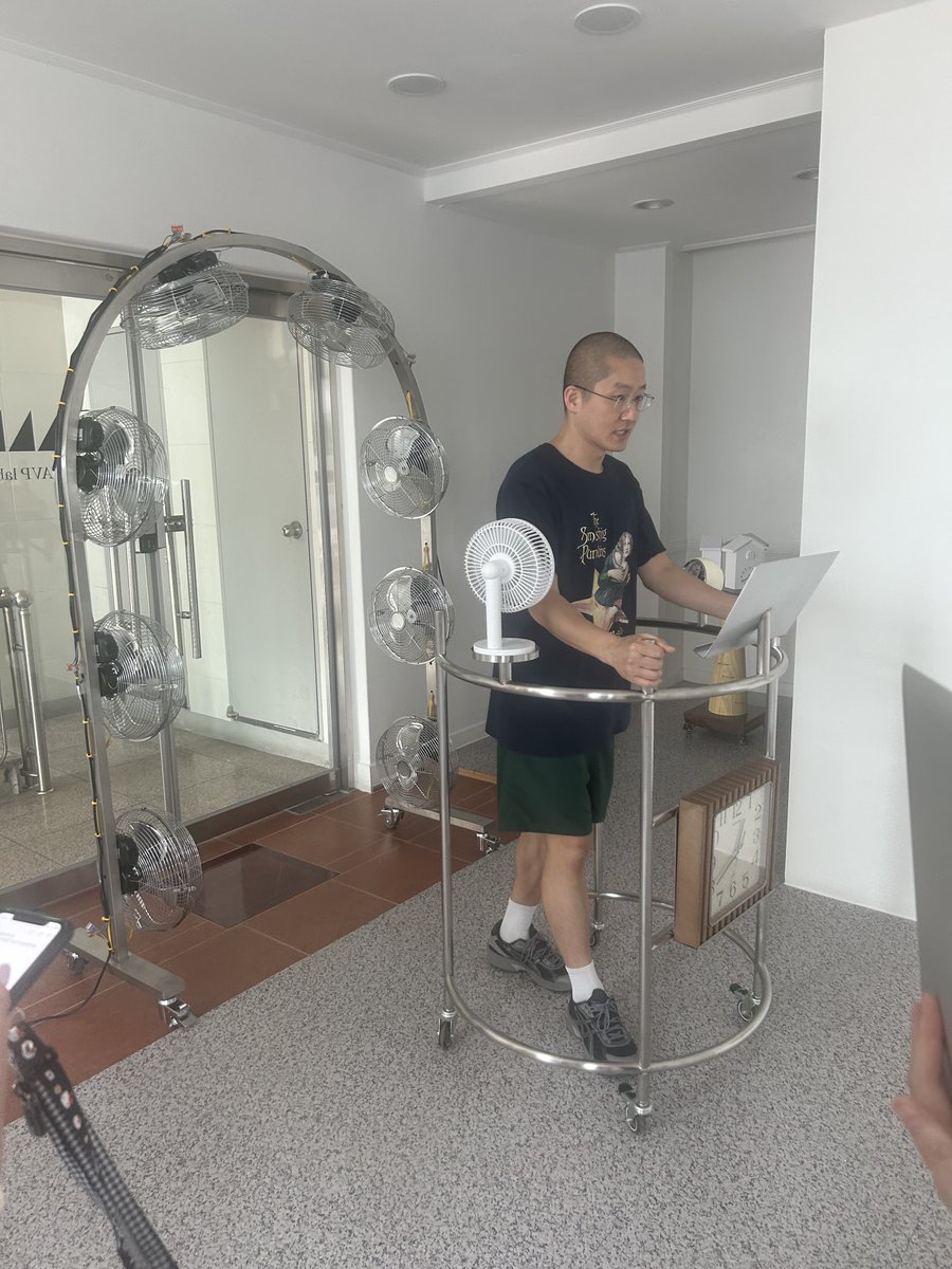 이태원 리움의 김범 전 <바위가 되는 법>과 정면승부를 벌이는 듯한 용산 시청각랩의 박길종 전시 ‹여름 그늘, 휴거›.

*사진: 현시원