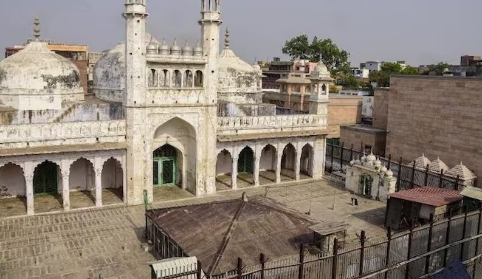 वाराणसी के ज्ञानवापी में एएसआई सर्वे होगा। इलाहाबाद हाईकोर्ट ने सर्वे को मंज़ूरी दी। 

<a href="/TheLallantop/">The Lallantop</a>