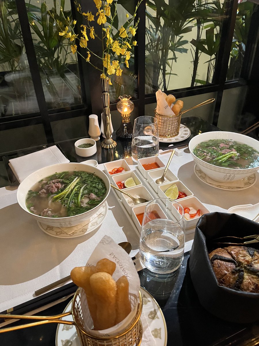 formychaeng's tweet photo. I went to the restaurant and tried the Pho that Rosé "enjoyed to the last drop", and it was surprisingly delicious, no wonder why she drank the broth like that 😎

📍 Backstage Restaurant, Capella Hanoi Hotel.

#ROSÉ #로제 https://t.co/6o0eD8ahYh