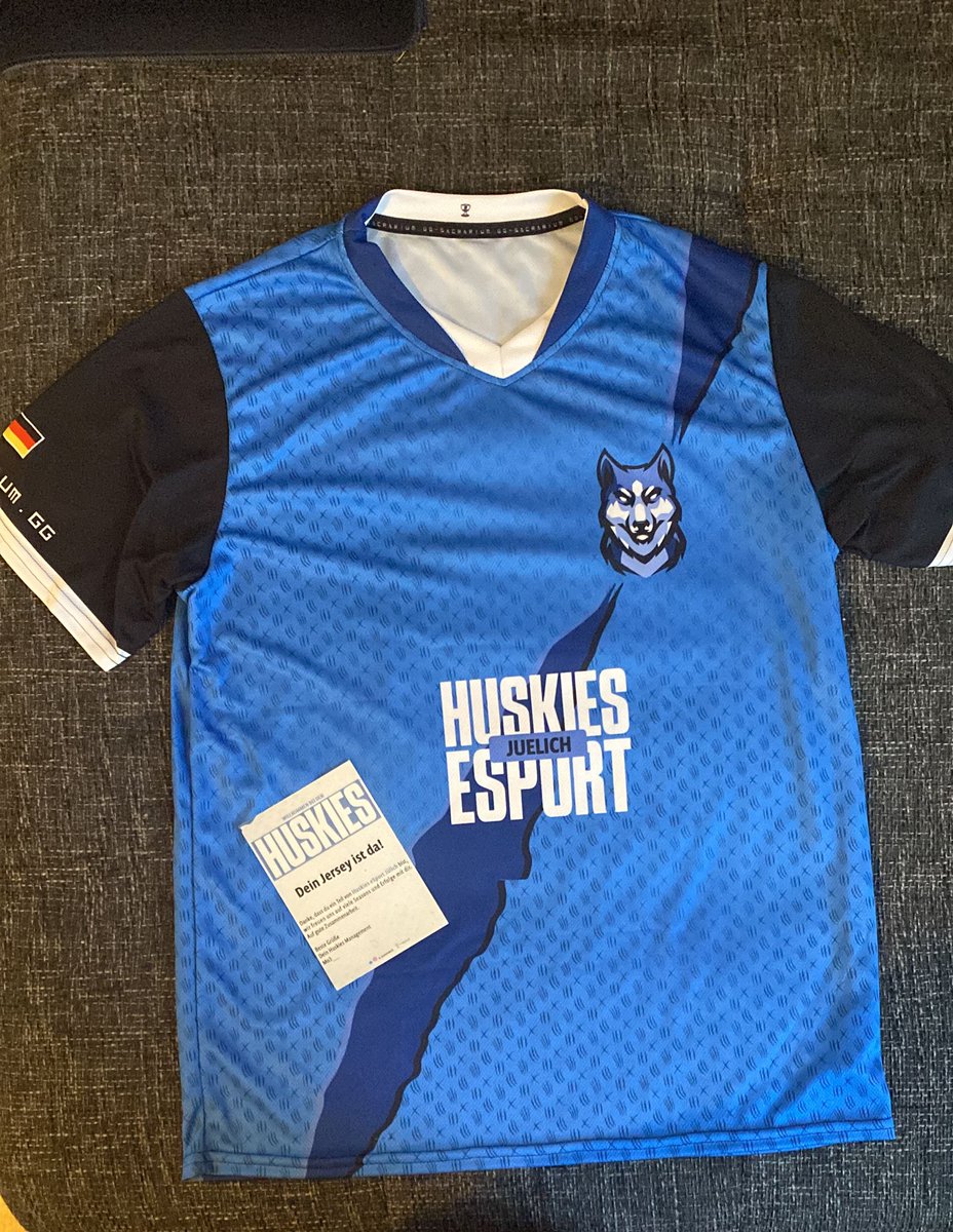 Die ersten Trikos sind angekommen 😍😍 @SacrariumGG @byTaBzZ 
Ich hoffe ihr habt viel spaß damit und wir können uns bald auf einer lan präsentieren 💪
#csgo #csgodach #gohuskies #jülich
