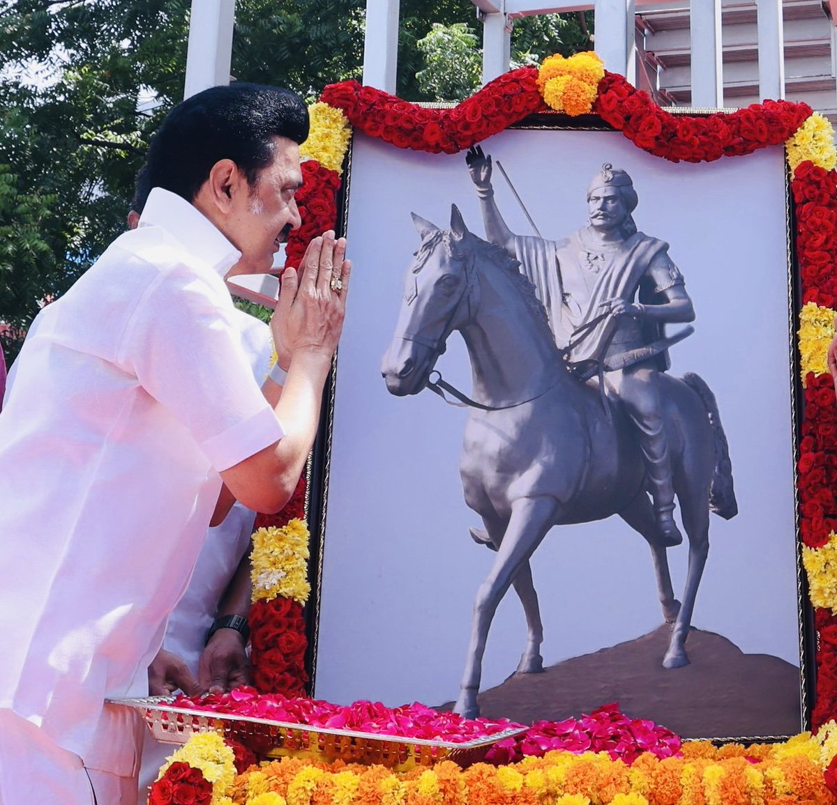 mkstalin's tweet photo. சென்னிமலைக்கும் சிவன்மலைக்கும் இடையில் ஒரு சின்னமலை! அவர் நெஞ்சில் சுமந்ததோ அடக்குமுறைக்கு எதிரான எரிமலை!

ஆங்கிலேய ஆட்சிக்கு எதிராகத் தமிழ் மண்ணில் விடுதலைக் கனலை மூட்டிய ஓடாநிலைக் கோட்டையின் ஓங்குயர் தீரன் சின்னமலை அவர்களின் நினைவுநாளில் அவரின் வீரத்தையும் தியாகத்தையும் போற்றி வணங்குகிறேன்.