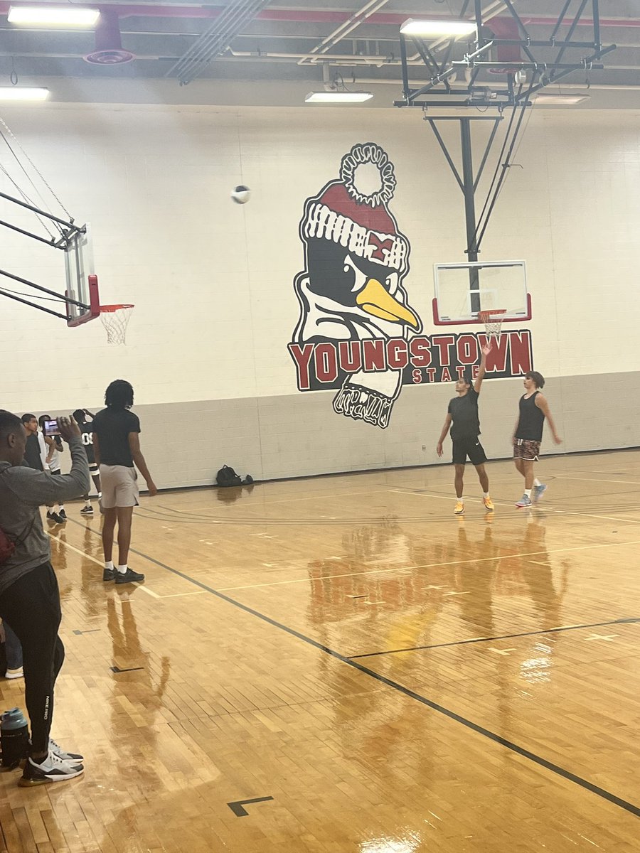 Nathan4253466's tweet photo. Had an amazing time @youngstownstate elite basketball camp https://t.co/QY5HHe3QPP