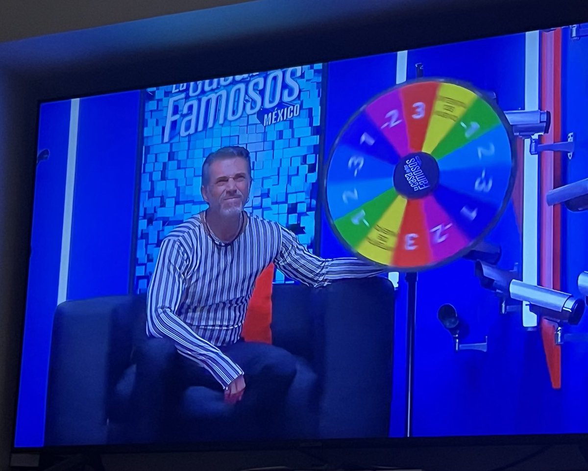 Que quite la mano de atrás de la ruleta!!!  Qué tramposos. Que lo repita Sergio Mayer ⁦<a href="/LaCasaFamososMx/">La Casa De Los Famosos México</a>⁩