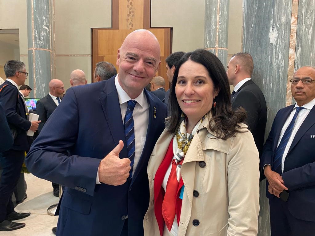 Ambassador Bichet-Anthamatten had an up-close encounter with the trophy of the FIFA Women's World Cup last night in Canberra and wishes good luck to the Nati ahead of their round of 16 match versus Spain on Saturday in Auckland. Hop Suisse!!🇨🇭
#FIFAWWC2023 #lanatiavecvous