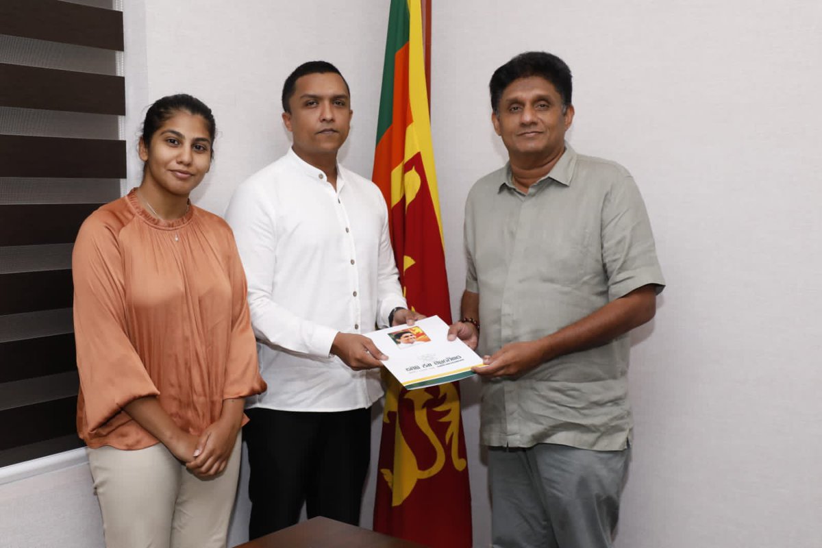 RehanJayawick's tweet image. The @sjbsrilanka LGBTIQ reforms Committee handed over the proposed policy document to Opposition Leader @sajithpremadasa today.

A big thank you to the rest of the members of the Committee and also the various stakeholders who helped finalize the document.

@_EQUALGROUND_…