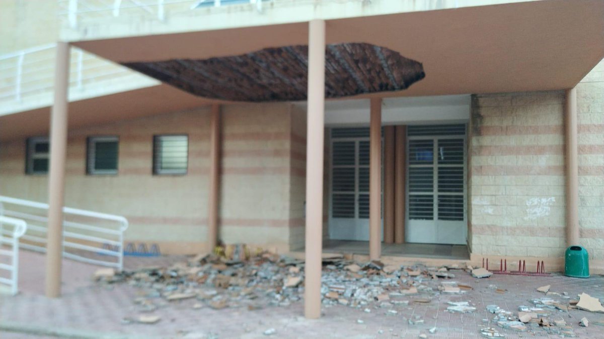 Susto, afortunadamente sin consecuencias físicas, en el polideportivo municipal Virgen de la Peña de Brihuega.

Cuando las prioridades de un Ayuntamiento son superfluas e ideológicas… los edificios municipales ven pasar el tiempo sin ser atendidos.