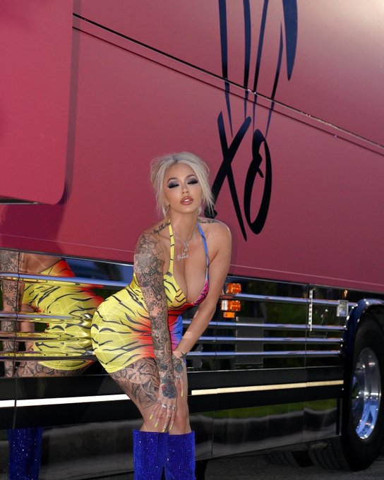 Y2K stripper Barbie called &amp; wants her aesthetic back 💛 https://t.co/4kvwHJd70W